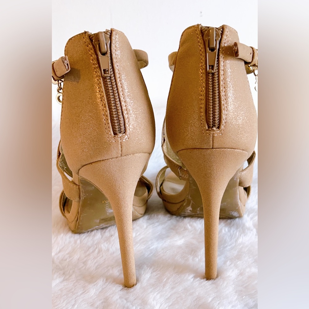 9M G By Guess Glamo peep toe heel. Gold fabric. Platform heels. used o… - Picture 8 of 11